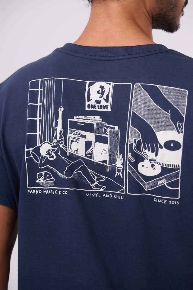 Camiseta Classic Vinyl and Chill