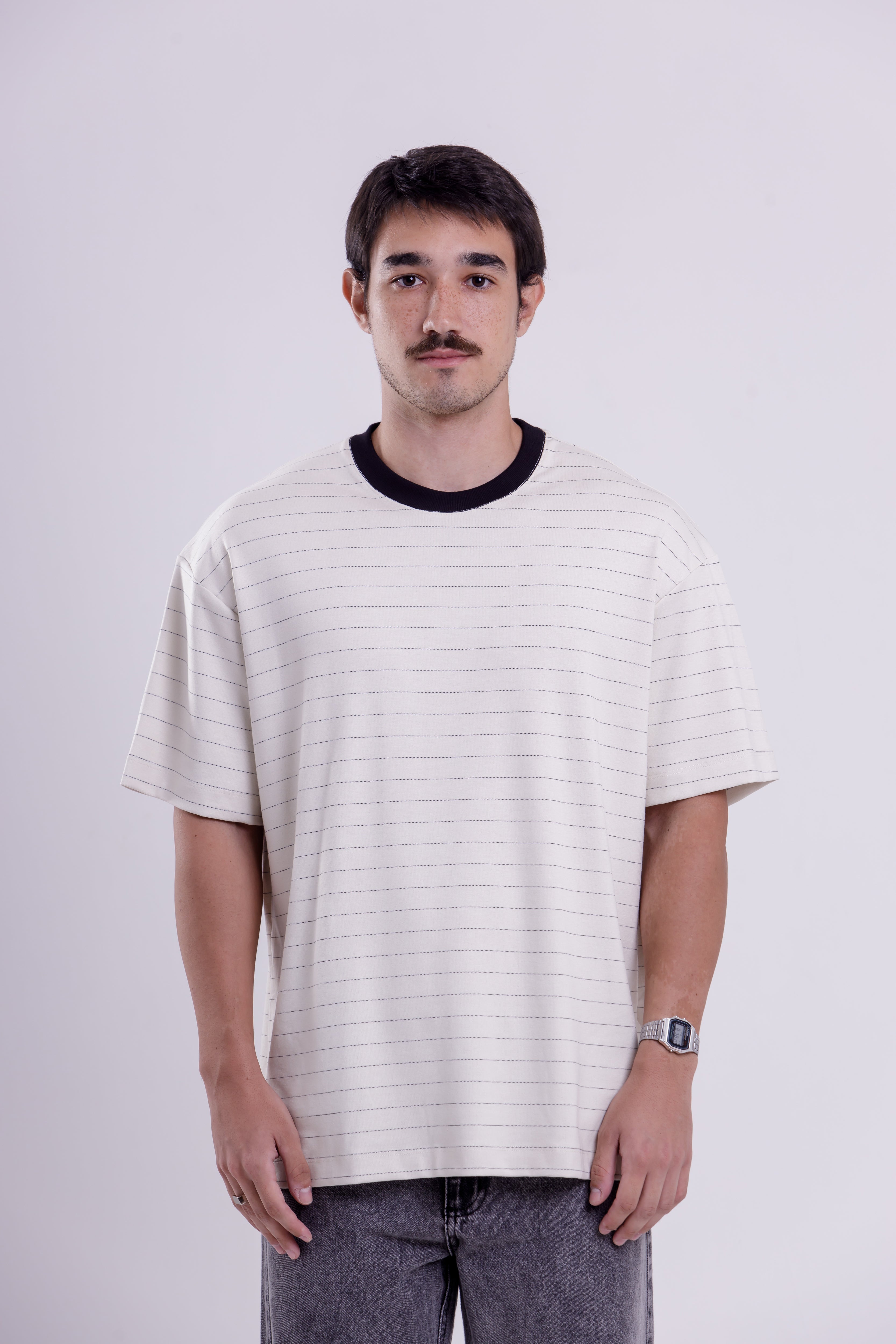 T-shirt Over Boxy Risca Giz