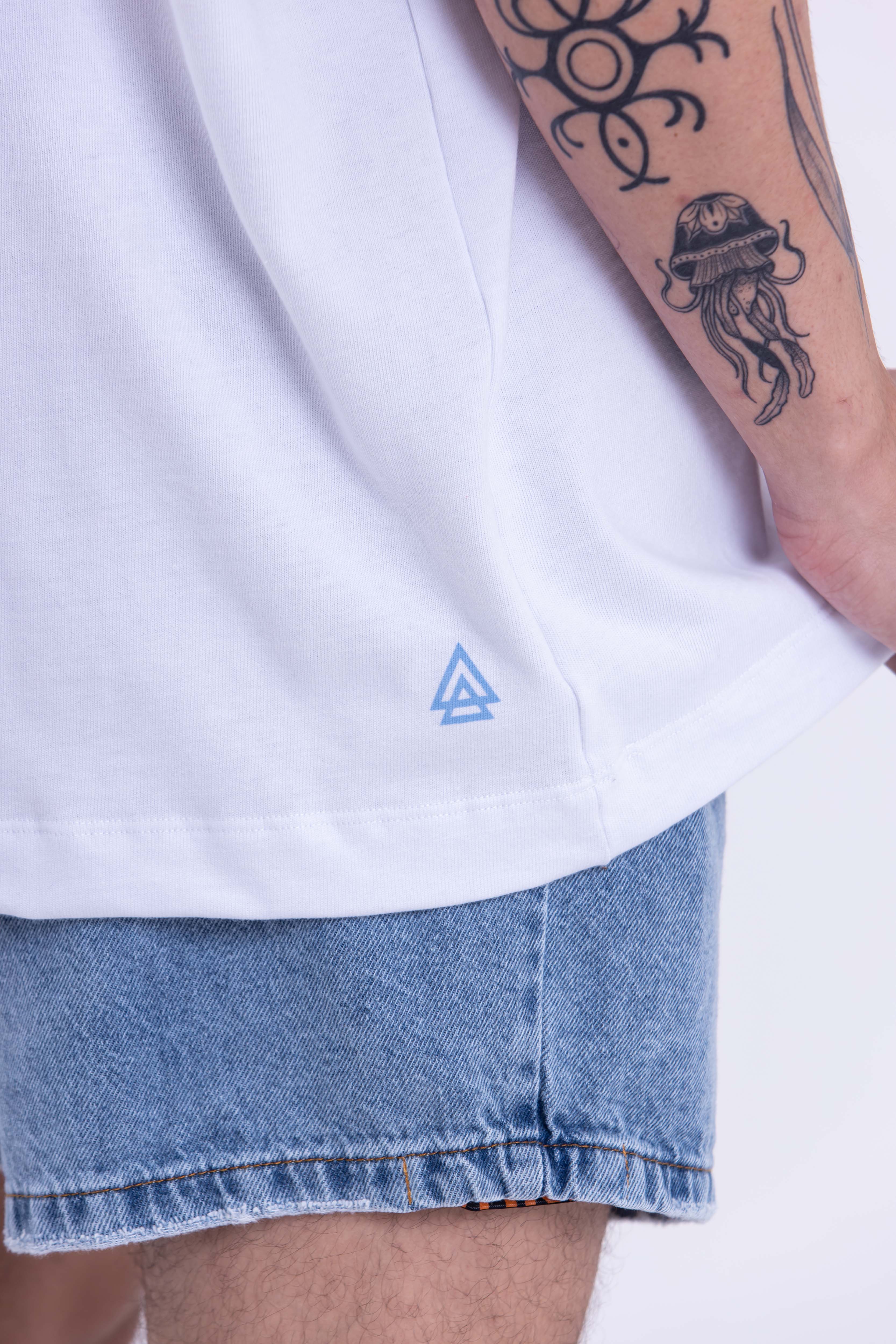 T-Shirt Over Boxy Wave Type